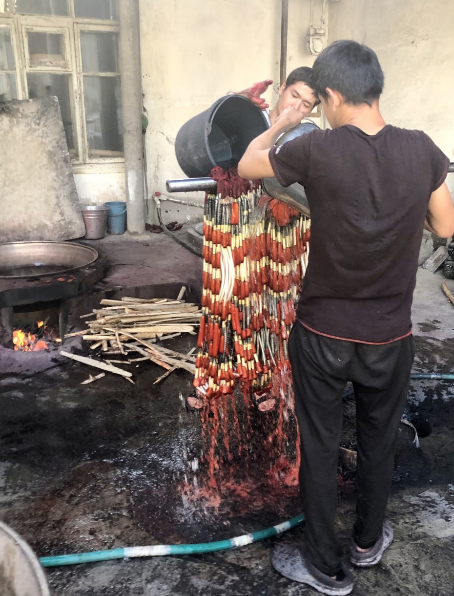 Uzbekistan rinsing ikat threads process